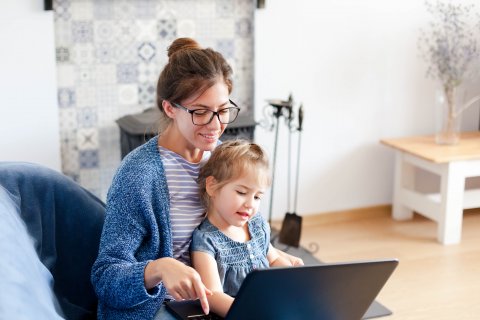 moeder-en-kind-achter-laptop_shutterstock_1555669835