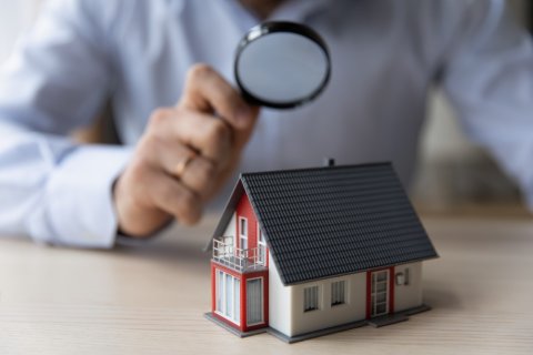 S_taxatie-woning-vergrootglas_shutterstock_2089628710